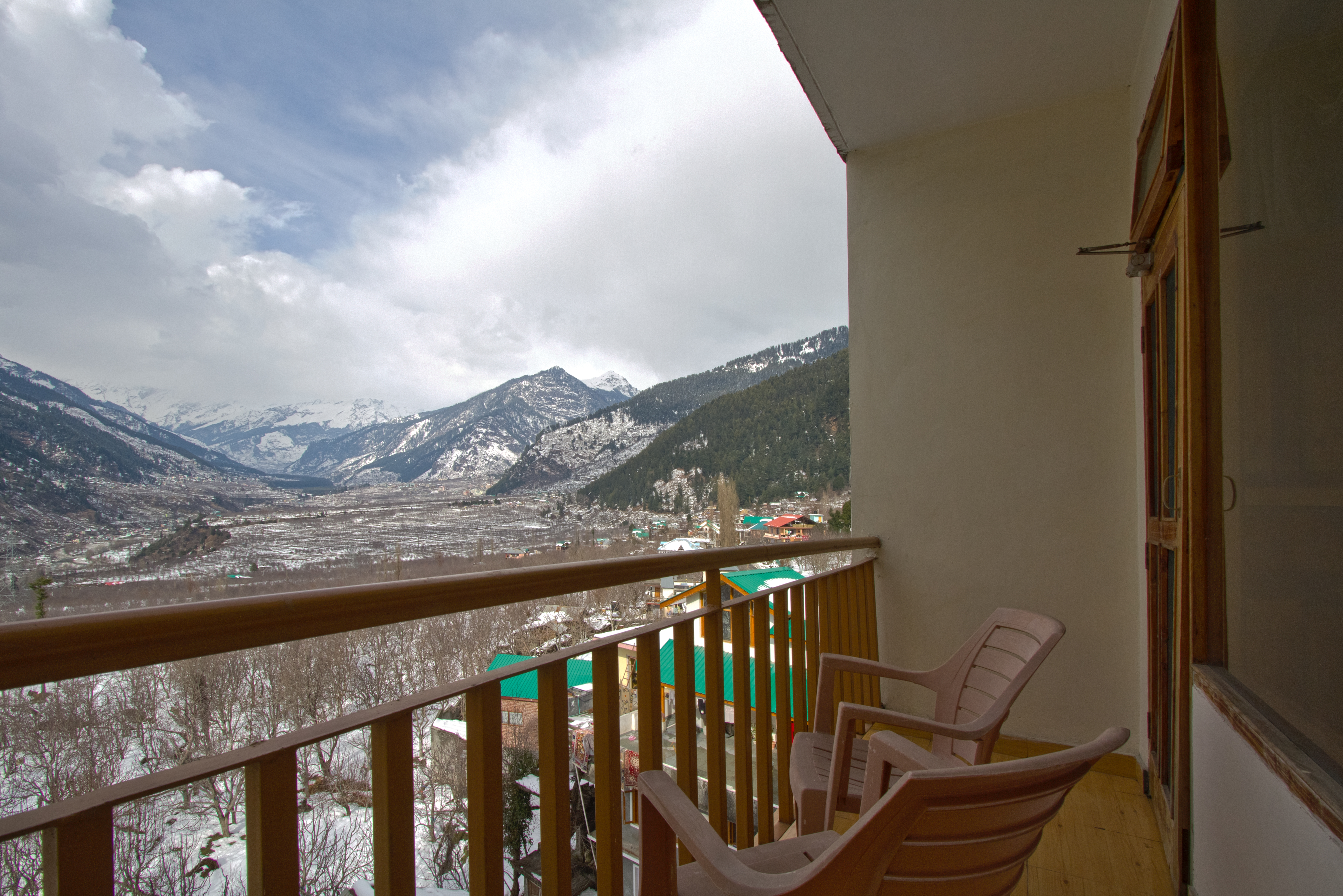 Super Deluxe Valley View Room With Balcony, Sarthak Resorts - Budget Hotels in Manali