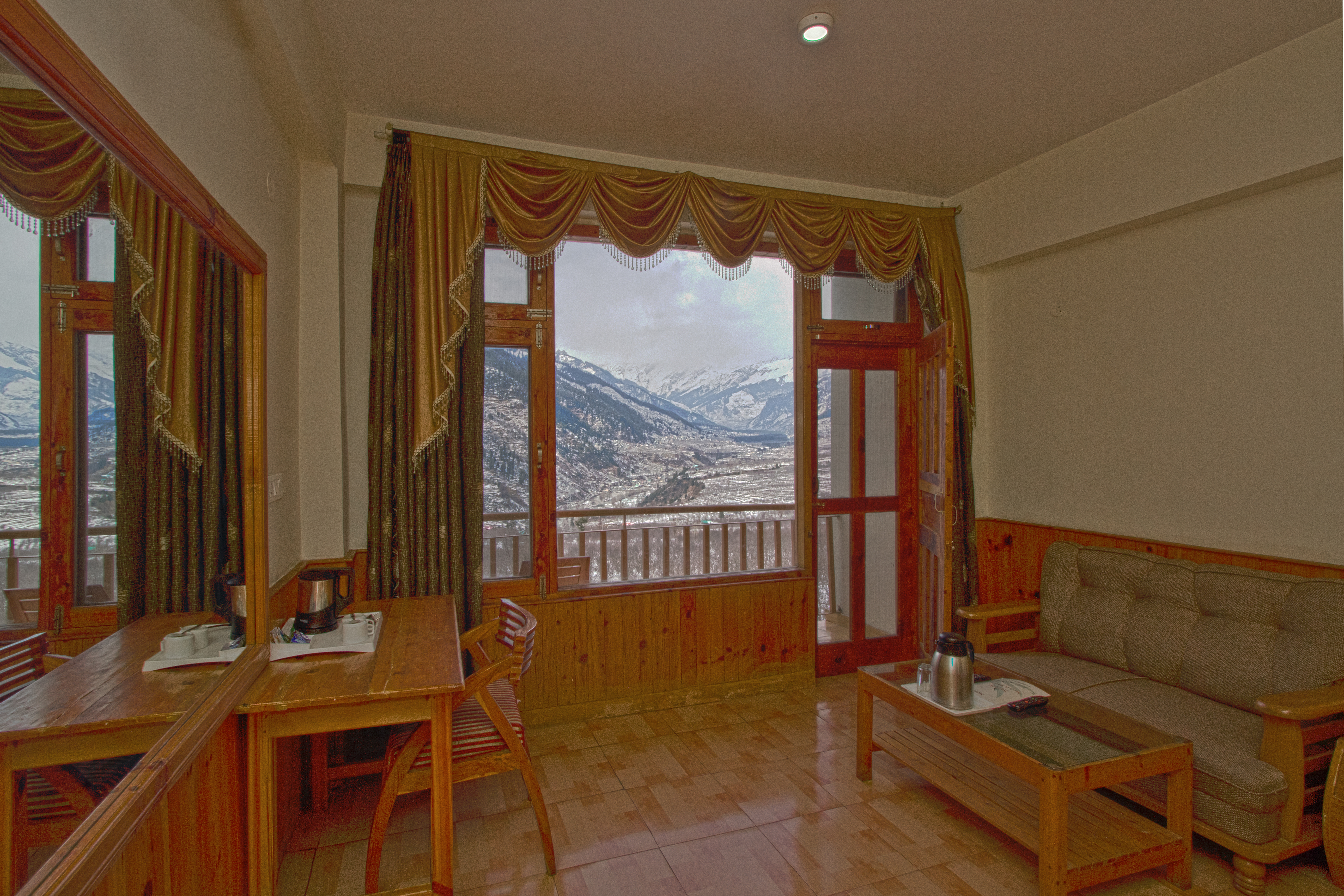 Super Deluxe Valley View Room With Balcony, Sarthak Resorts - Budget Hotels in Manali