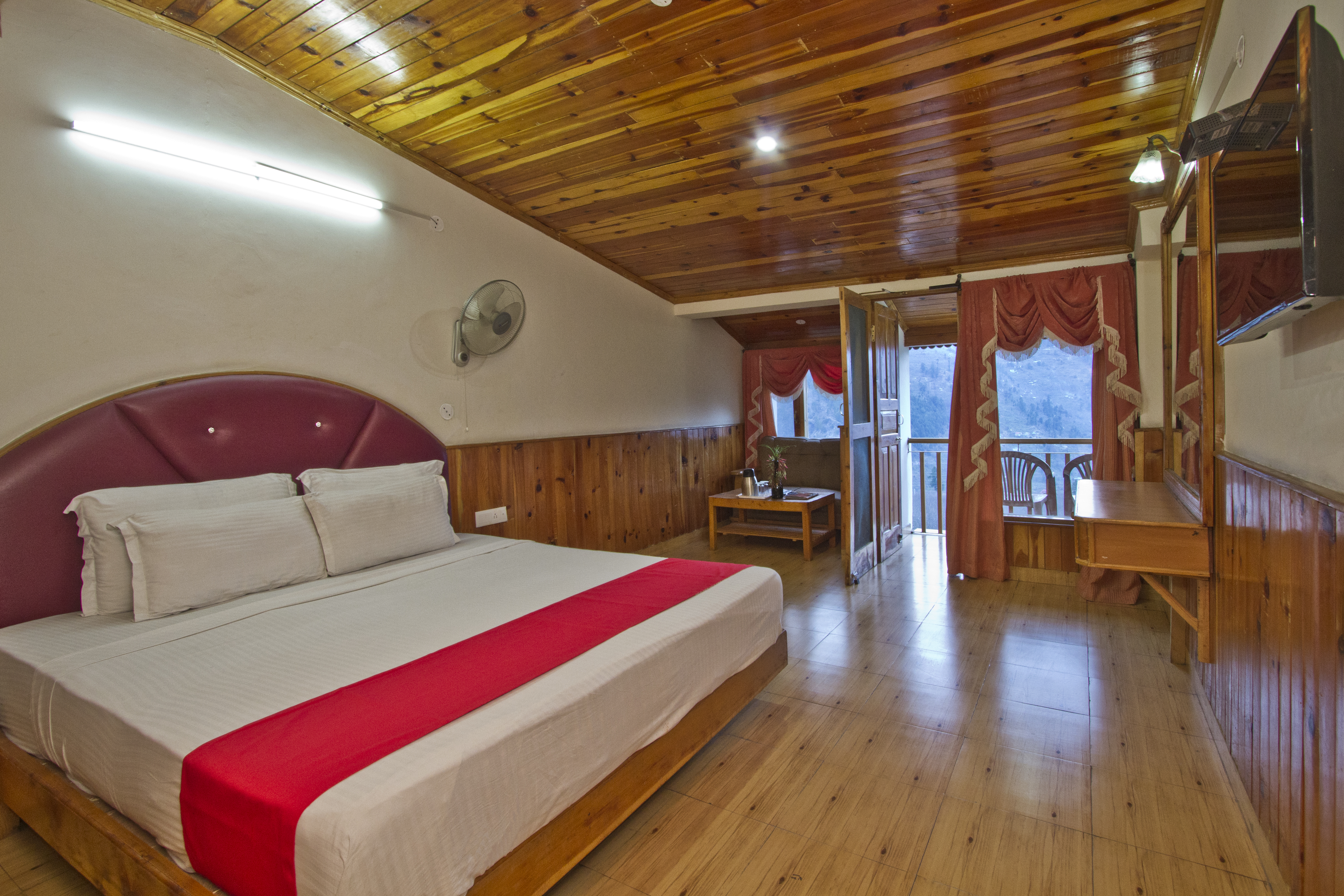 Honeymoon Room Valley View with Balcony, Sarthak Resorts - Budget Hotels in Manali