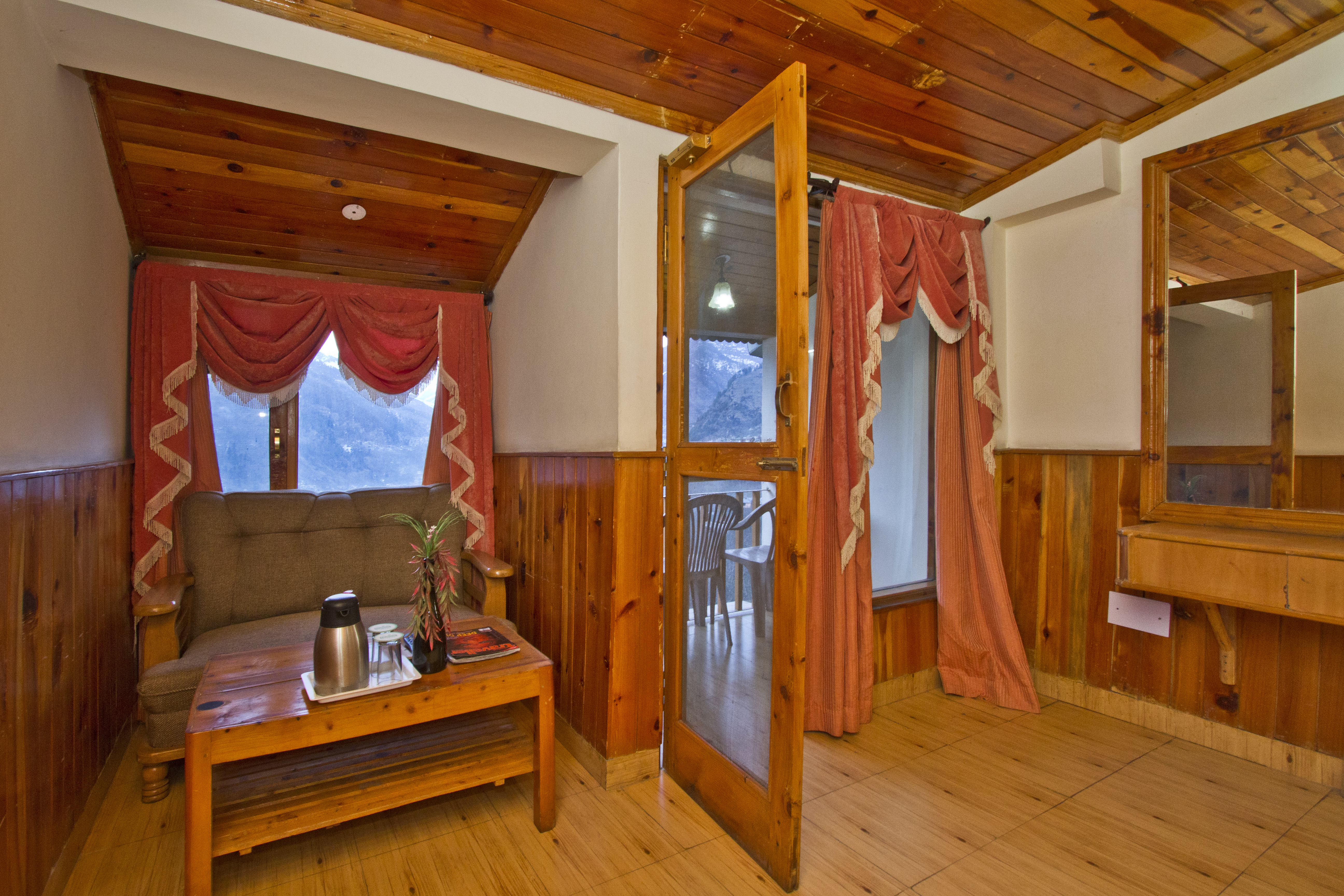 Honeymoon Room Valley View with Balcony, Sarthak Resorts - Budget Hotels in Manali