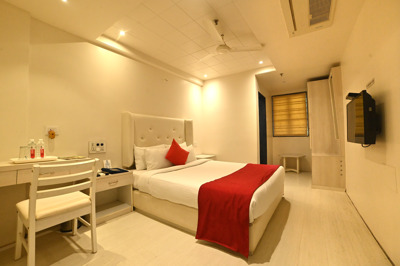 DELUXE ROOM