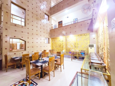 Courtyard/Restaurant